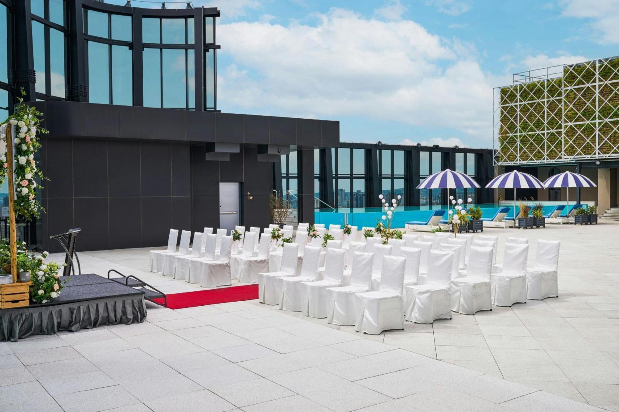Le Meridien Taichung Luaran gambar The rooftop pool at the hotel