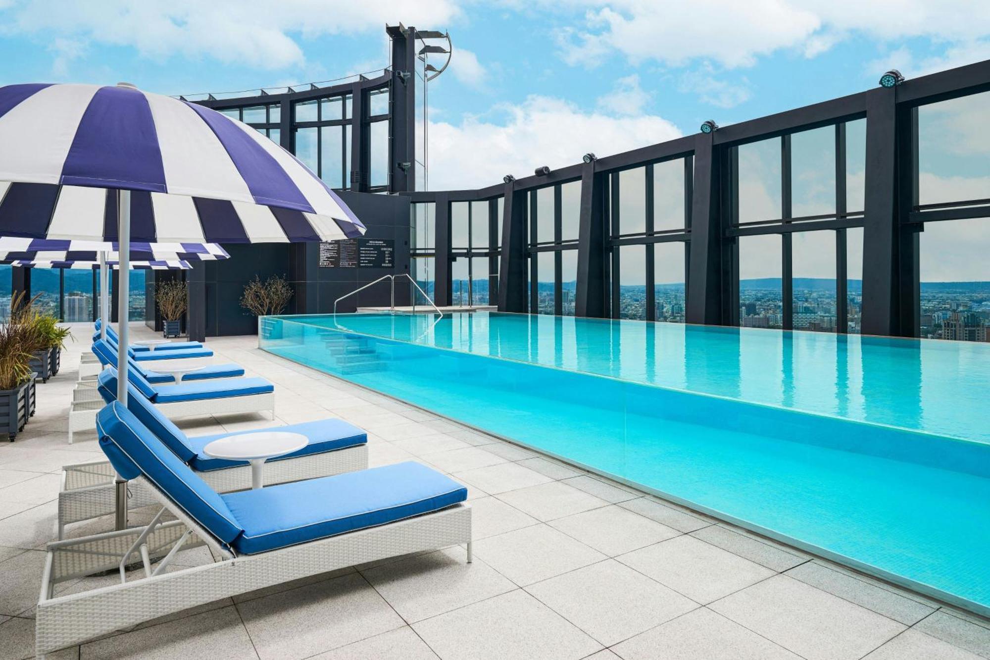 Le Meridien Taichung Luaran gambar The rooftop pool at The Westin