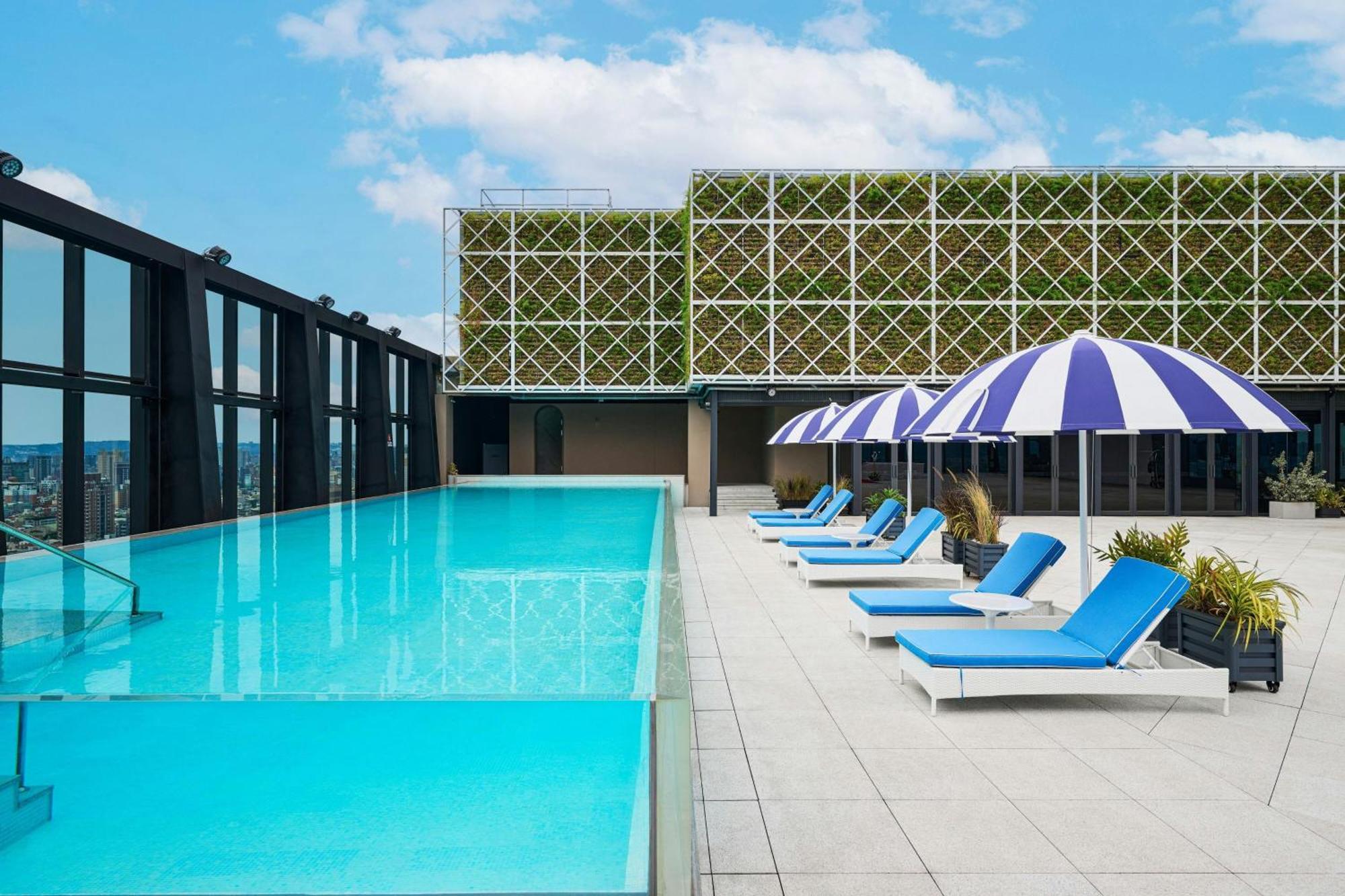 Le Meridien Taichung Luaran gambar Rooftop pool at The Standard East Village