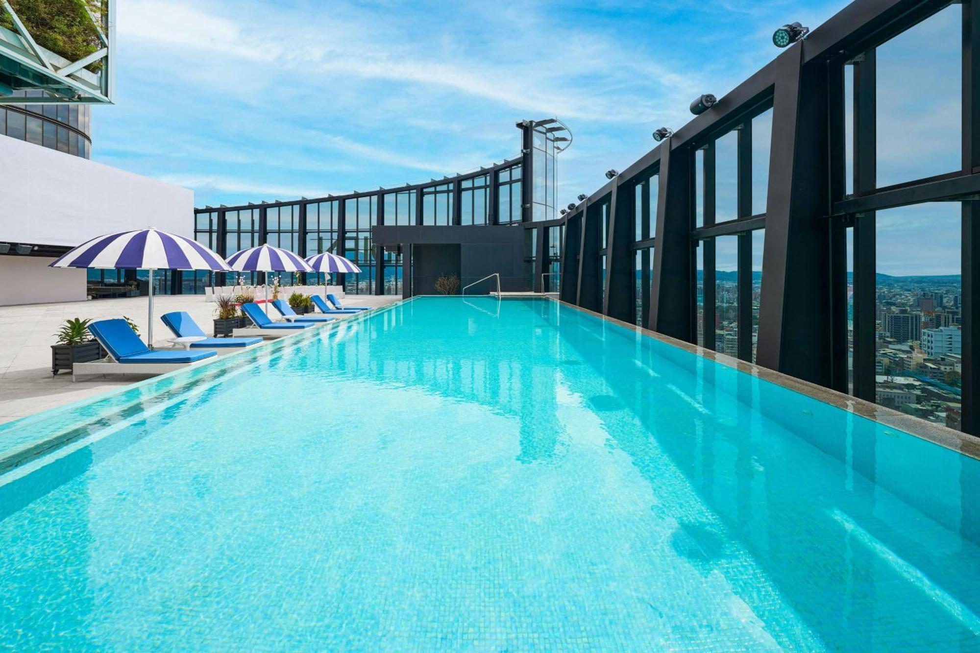 Le Meridien Taichung Luaran gambar The rooftop pool at the hotel