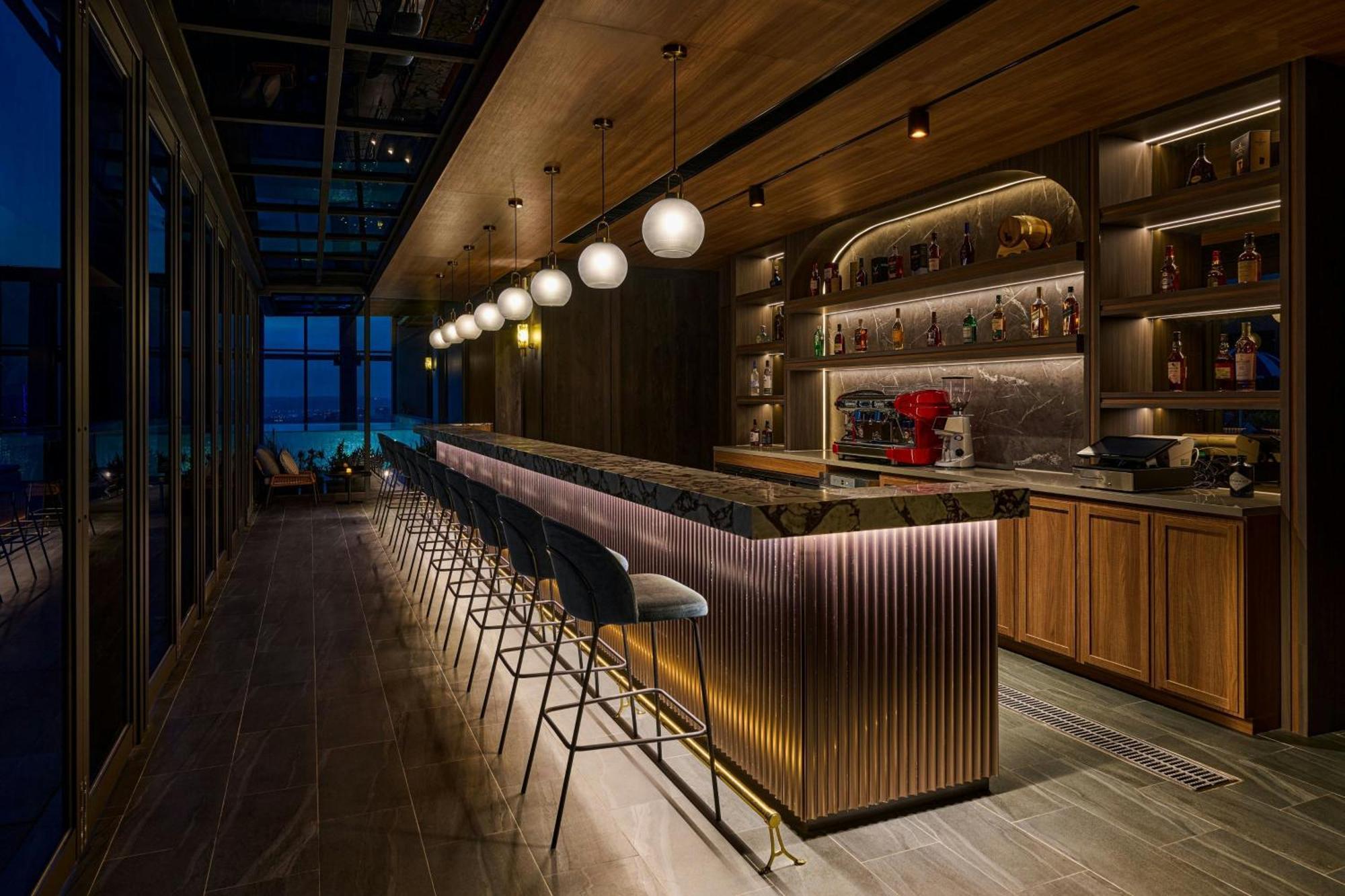 Le Meridien Taichung Luaran gambar The bar at the 360° Sky Lounge